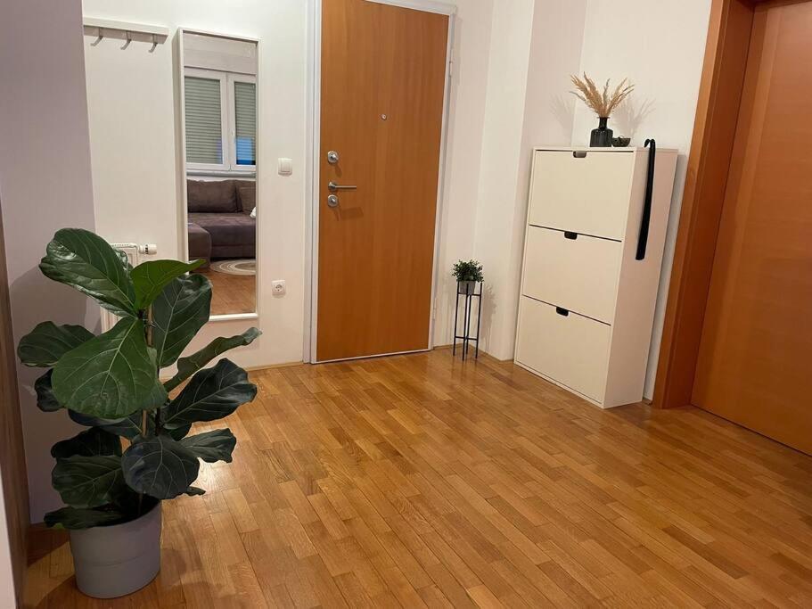 Mely Rose Lägenhet Ljubljana Exteriör bild