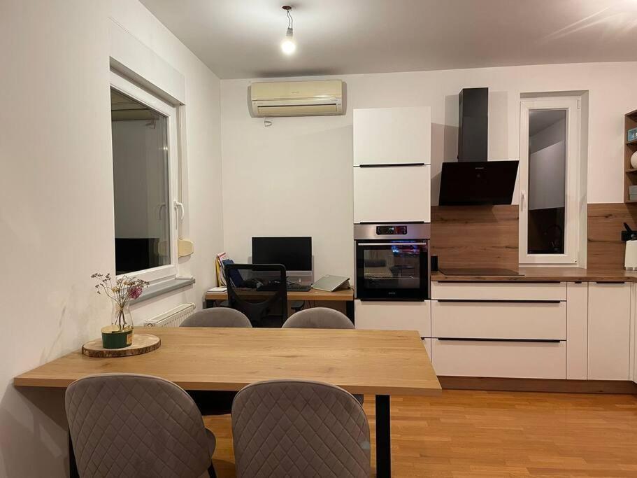Mely Rose Lägenhet Ljubljana Exteriör bild