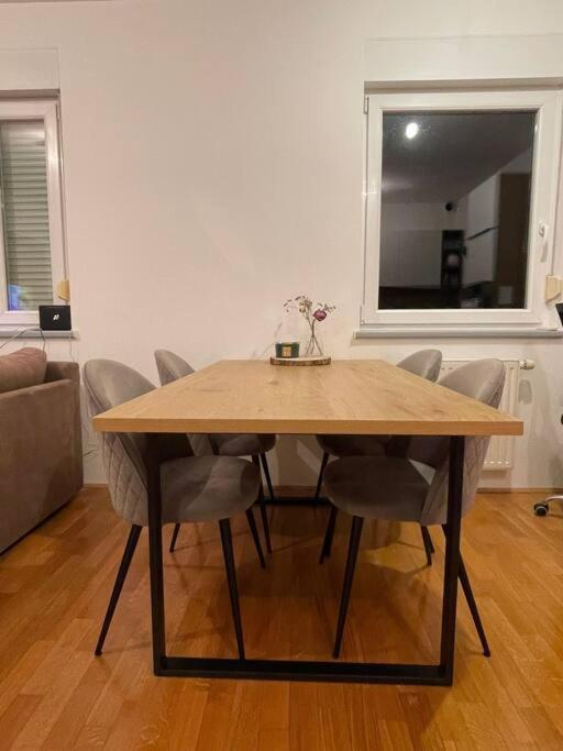 Mely Rose Lägenhet Ljubljana Exteriör bild